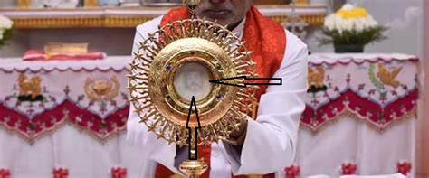 Una macchia luminosa sull'ostia che mostra il volto di Gesù