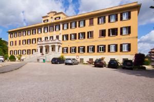 Vista esterna della Casa per Ferie Suore Carmelitane a Roma o del suo giardino interno