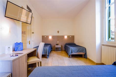 Interno di una camera della Casa per Ferie Suore Carmelitane