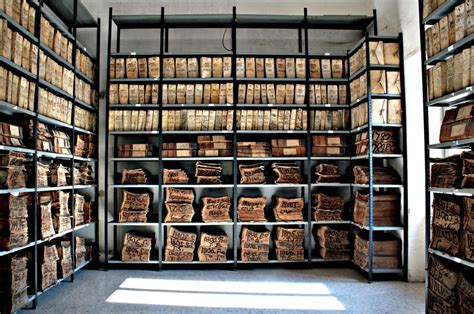 Foto interna di un archivio storico diocesano con scaffali di documenti