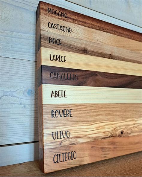 Diverse tipologie di tabernacoli da appoggio, con varie finiture e dettagli decorativi, realizzati in metallo e legno.
