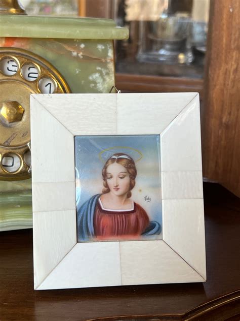 Dettaglio di un'antica miniatura quattrocentesca raffigurante un'edicola eucaristica sull'altare.