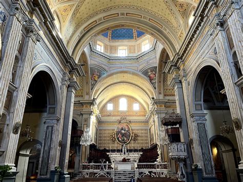 Interno della Cattedrale di Oristano, evidenziando le cappelle laterali