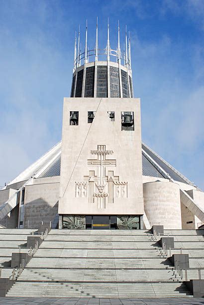Esterno della Cattedrale Metropolitana di Cristo Re con la sua torre a corona di spine