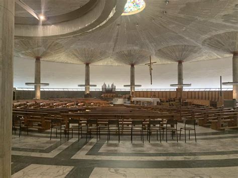 Interno della Cattedrale Metropolitana di Cristo Re che mostra la pianta circolare e le vetrate