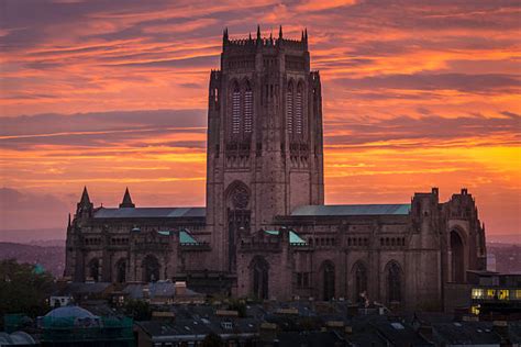 Esterno della Cattedrale Anglicana di Liverpool al tramonto