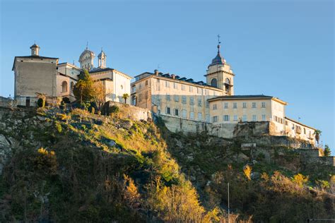 Vista panoramica del Sacro Monte di Varallo con le sue cappelle e la basilica
