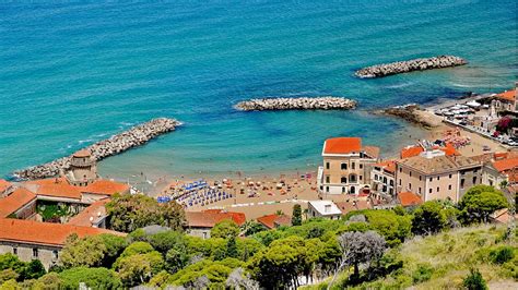 Veduta panoramica della costa di Santa Maria di Castellabate con il borgo e la spiaggia