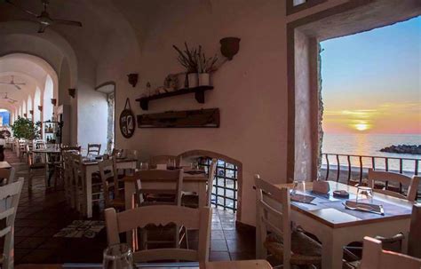 Il Porticciolo delle Gatte a Santa Maria di Castellabate con le sue arcate