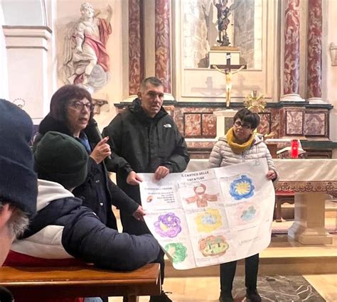 ragazzi in preghiera davanti all'Eucaristia in una chiesa moderna