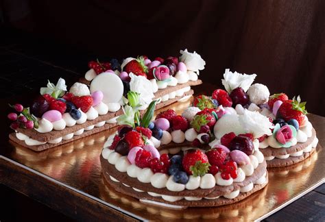 Cream Tart a forma di numeri con decorazioni di frutta e fiori edibili