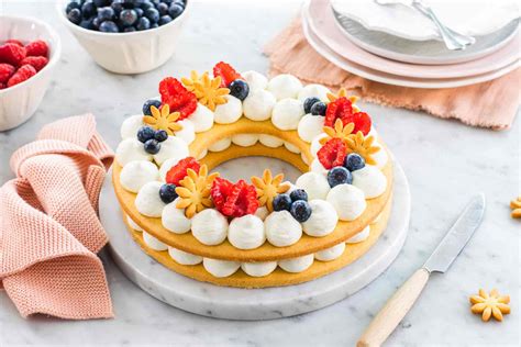 Assemblaggio di una Cream Tart con sac-à-poche e crema al mascarpone