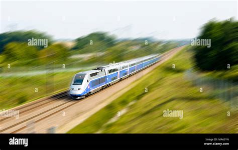 Treno ad alta velocità che attraversa un paesaggio francese