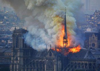 Foto della cattedrale di Notre-Dame in fiamme