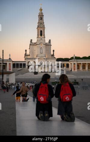 Pellegrini che camminano verso il Santuario di Fátima