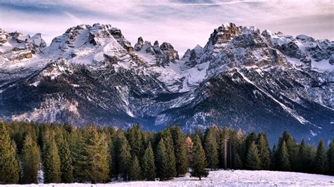 Panorama innevato di Madonna di Campiglio con montagne dolomitiche sullo sfondo