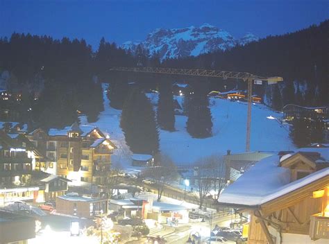 Sciatori che partecipano a una fiaccolata notturna sulle piste illuminate di Madonna di Campiglio