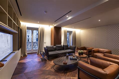 Interno di una suite di lusso in un hotel di Madonna di Campiglio, con arredi eleganti e vista sulle montagne