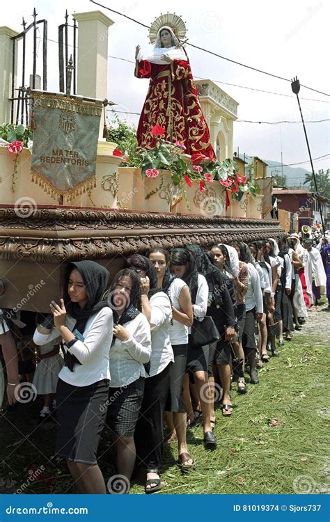Immagine di una processione religiosa con donne che portano le 