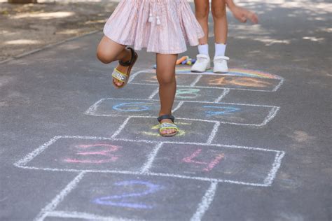 Foto di persone che partecipano a giochi tradizionali o balli all'aperto durante una festa di paese