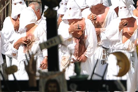 foto della processione con i battenti a Guardia Sanframondi