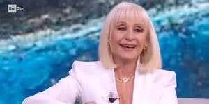 Raffaella Carrà intervista Madre Teresa di Calcutta durante lo show Pronto, Raffaella?