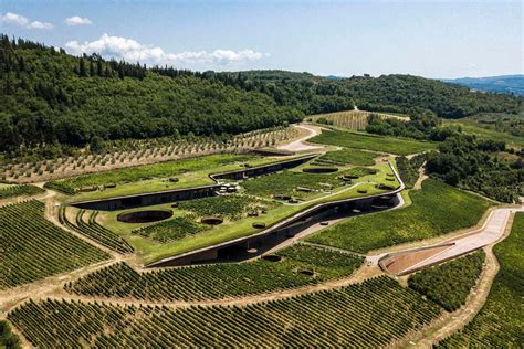 Foto promozionale dei due protagonisti, Gabriel Antinori e Claudia Munari, in un ambiente misterioso