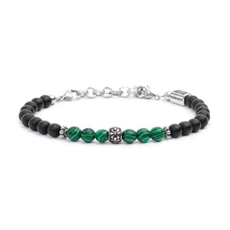 Bracciale con pietre di malachite e avventurina, con un piccolo ciondolo raffigurante il sigillo di Raffaele.