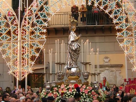 Foto della processione dell'Immacolata a Palermo con la statua argentea portata dai fedeli