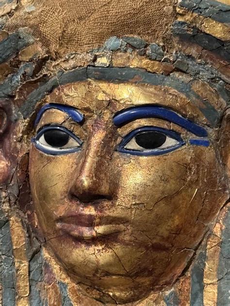 Rappresentazione di maschera funeraria egizia con papiro riciclato