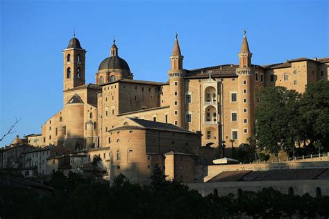 Scorcio del centro storico di Urbino con architetture rinascimentali