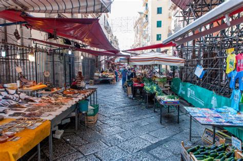 Interno del mercato coperto con bancarelle e visitatori