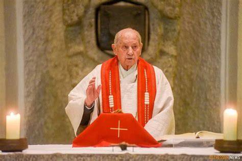 Ritratto di un sacerdote anziano in contesto di comunità o della Basilica di Santa Maria Assunta a Camogli