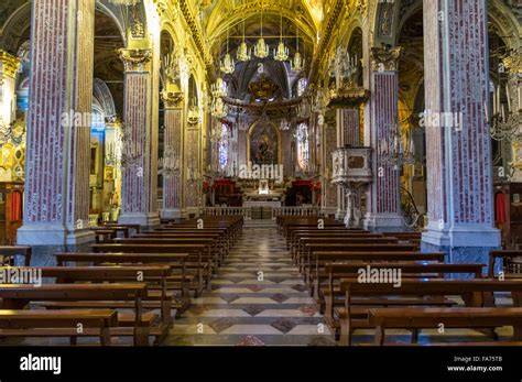 Interno della Basilica di Santa Maria Assunta a Camogli durante una celebrazione
