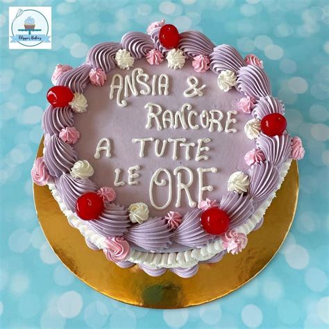 Torta di compleanno con la scritta