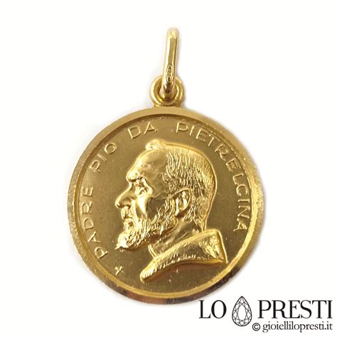 Dettagli ravvicinati della Medaglia di Padre Pio in oro giallo