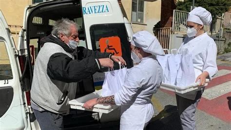 Foto che simboleggia atti di carità o aiuto ai bisognosi