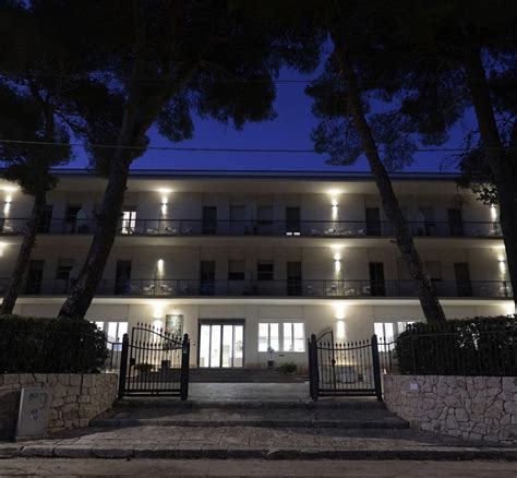 Veduta esterna della Casa per Ferie Nazareth immersa nella pineta, con il Santuario della Madonna delle Grazie sullo sfondo