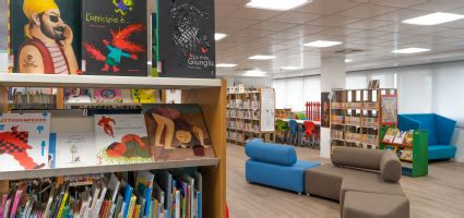 Biblioteca di Foggia - Sala consultazione, scaffali pieni di libri