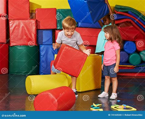 Bambini sorridenti che giocano in un'aula luminosa di una scuola materna