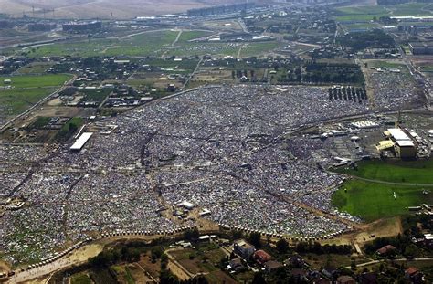 Foto panoramica della folla a Tor Vergata durante la GMG 2000
