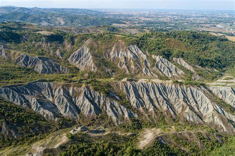 vista panoramica con affioramenti di gesso e calanchi