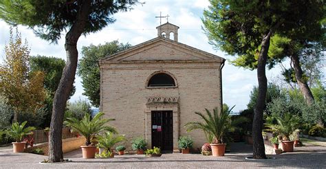 Veduta esterna del Santuario di Santa Maria Apparente con l'evidente struttura rurale e il campanile restaurato