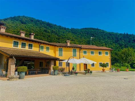 Foto di un agriturismo in un ambiente rurale italiano, suggerendo una nuova vita tranquilla e lontana dal clamore mediatico.