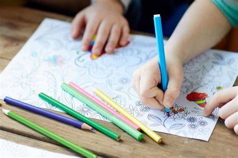 Bambini che colorano disegni a tema Pasqua