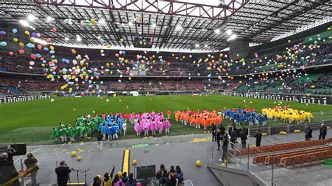Foto di gruppo dei cresimandi con l'Arcivescovo sul campo dello Stadio Meazza.
