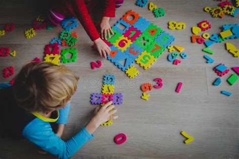 Immagine di bambini che giocano e imparano