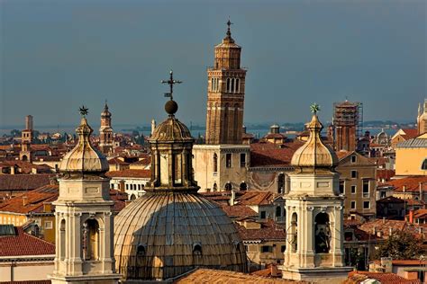 Foto panoramica della Basilica di Santo Stefano con il campanile in evidenza