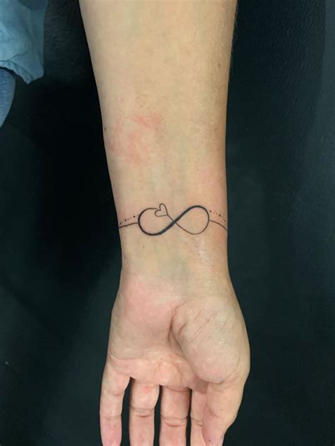 fotografia di un tatuaggio copto sulla fronte o sul polso