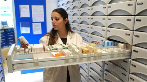 Immagine generica di una farmacia moderna con persone al banco